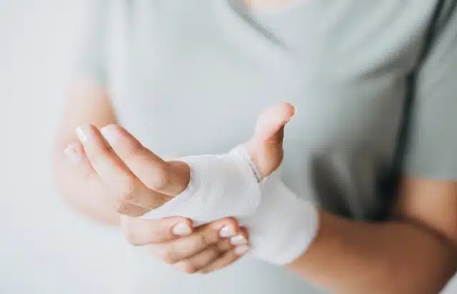 10 Aşamada Sol El Uyuşması Neden Olur? El Uyuşması Ne İyi Gelir? 6 sol-el-uyusmasi-neden-olur